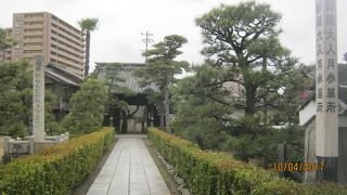 大きな寺院です。