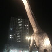 福井駅前で恐竜映画を思わせる迫力を味わえます