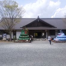 着替えや荷物預かりの建物です