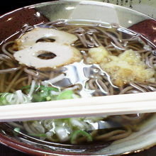 「あごちくわ」が乗ってる以外は普通のかけそばという感じです