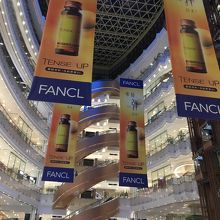 吹き抜けの店内