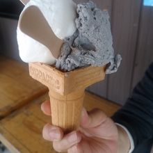 ゴマとミルクです。