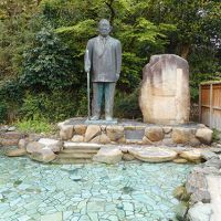 露天風呂に銅像が