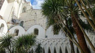 二重の白い柱が印象的