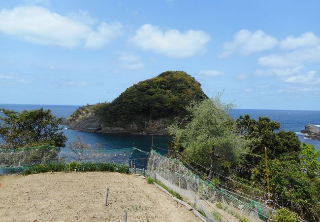 岩山に挟まれ島を見られる美しいビーチ