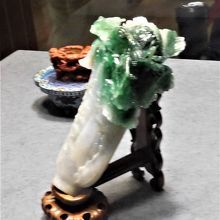 翡翠でできた白菜の置物