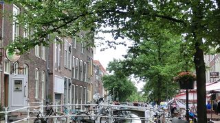 家並みを縫うように巡らされた運河沿いの道を散策