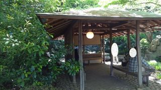 ツツジの古木材で造られた茶屋を模した休憩所。