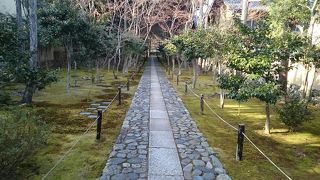 静かな庭園と運慶作と伝わる仏像のある「鹿王院」