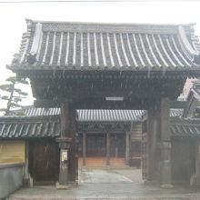 今は静かな寺院です。