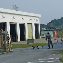 この駐屯地の横