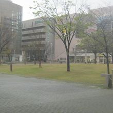 左側の建物がそらんぽ四日市です。