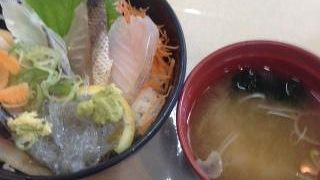 市場のそばにある魚食堂