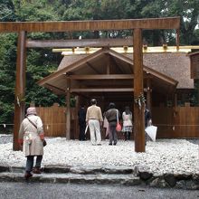 雨の中、外宮巡りをする