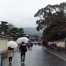 駐車場から参拝道に入る