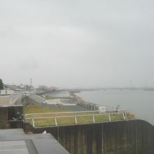 左側にあるのが住吉神社です。かつても大河だったのでしょう。