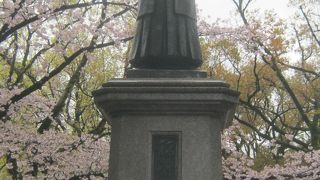 ＪＲ四日市駅前にあります。