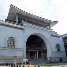 本堂と増築された石造りの建物