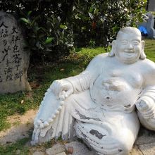 布袋様と石碑