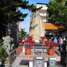 境内にある慰霊碑