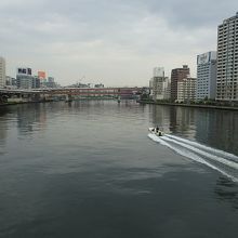 新大橋から眺める隅田川。