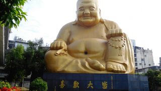 木造の本堂は石造りの建物で保護されています。大きな金ぴか大仏像があります。