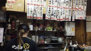 西成署横、オキニの立飲み難波屋、まぐろすき身１００円なり