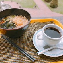 ラウンジの軽食処、たぬきそばとコーヒー