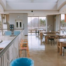 ラウンジの2階までエレベーターがある。