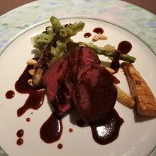 国産牛ランプ肉の低温ロースト 山菜のフリット赤ワインソース