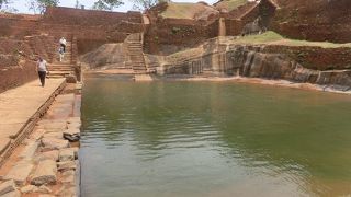 シギリアロックの頂上にある小プールくらい大きかった