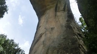 出口近くにあるコブラに似た高い岩