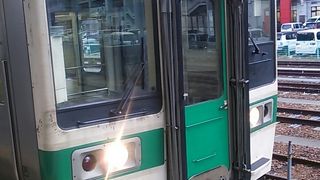 2017年４月15日現在、福島16時04分発普通列車米沢行きは７１９系が使用されていました