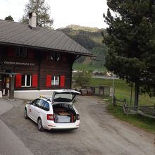 「チェレリーナ・シュタッツ」というのどかな山小屋風の小駅です