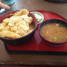 かつ丼。海鮮系の丼をおススメします。