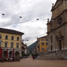 教会前のコレジアータ広場にはオープンカフェが