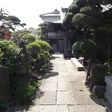 参道の様子 (右手奥が本堂)