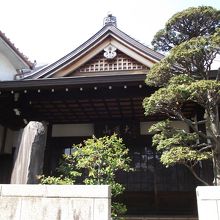 本堂 (前が狭く直ぐブロック塀です)