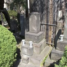 墓所 (左手が芳崖と妻の墓石)