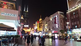 賑やかな歩行者天国。