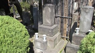 台東区谷中５丁目にある長安寺の墓地内です