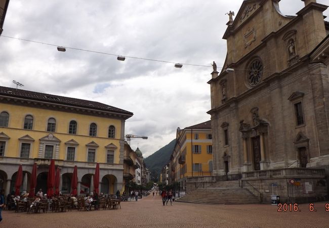 スタツィオーネ通りに面して建っています