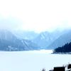 4月初めだというのに湖面が凍結し、雪で真っ白でした。