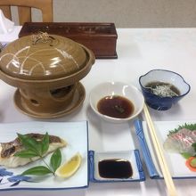 夕食。鯛の焼き物、鯛とアジの刺し身、もずく、牛肉の蒸し焼き