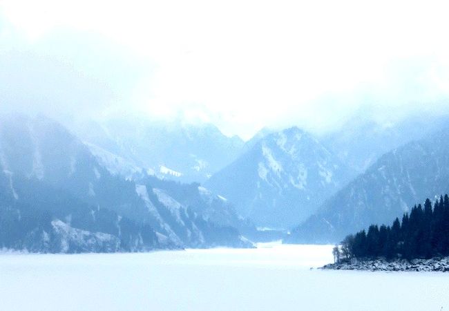 4月初めだというのに湖面が凍結し、雪で真っ白でした。