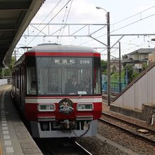 赤い２両編成の電車です