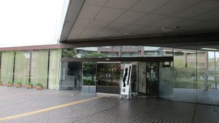 内部は煉瓦張りで舞台、客席のバランスが良いです。