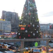 高いツリーで有名なクリスマスマーケット