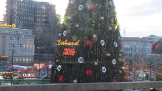 高いツリーで有名なクリスマスマーケット