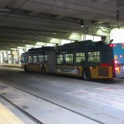 トンネル駅のホームにはバスと路面電車が交互に発着